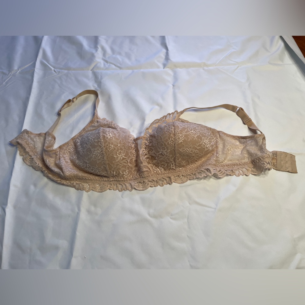 Bali Comfort Revolution Lace Desire shaping wireless Cream/tan Bra